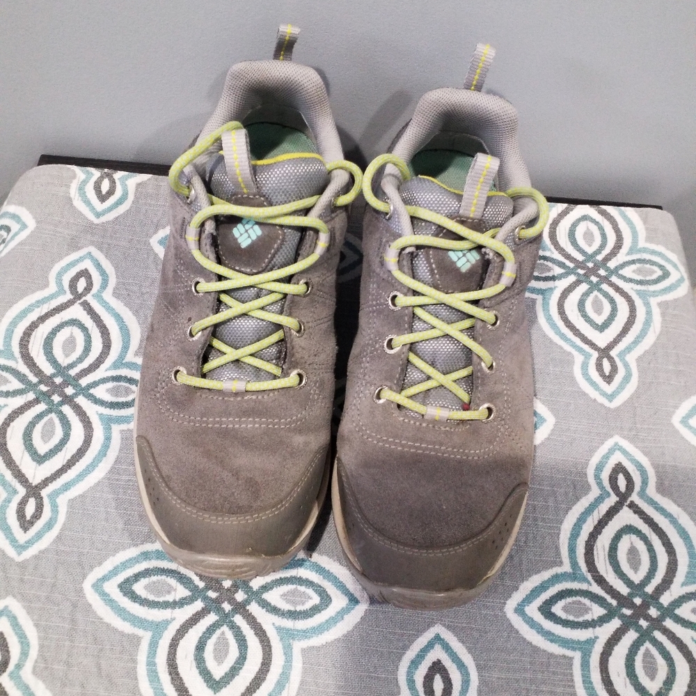 Columbia womens Trekker low waterproof boot/shoes.